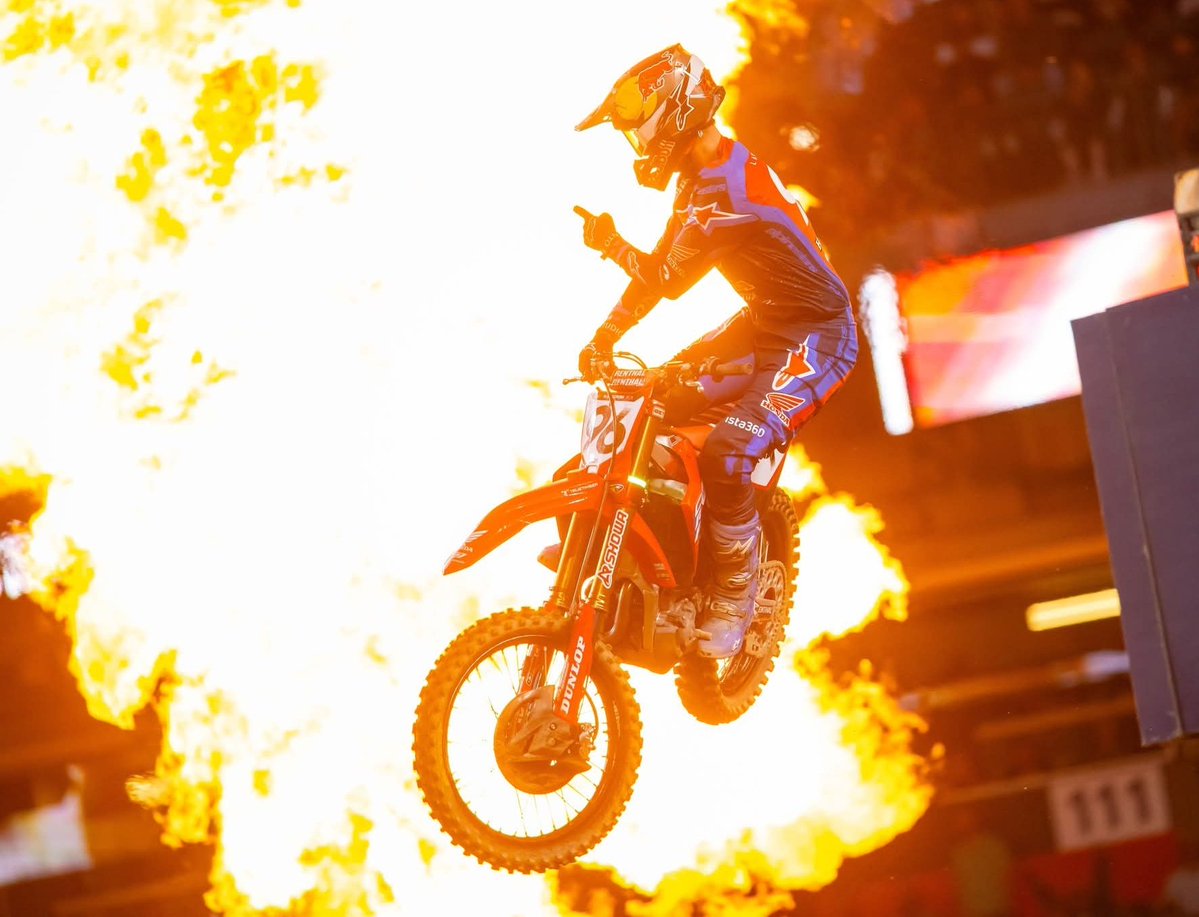 HondaJP_Live's tweet image. AMAスーパークロス第16戦がデンバーで開催されました🏍️

ハンター・ローレンス選手(Honda HRC Progressive)が圧巻の走りで今季5勝目🥇
総合首位に1ポイント差まで肉薄しました💪

次戦はいよいよソルトレイクシティで行われる最終戦です。

#Honda #AMASX