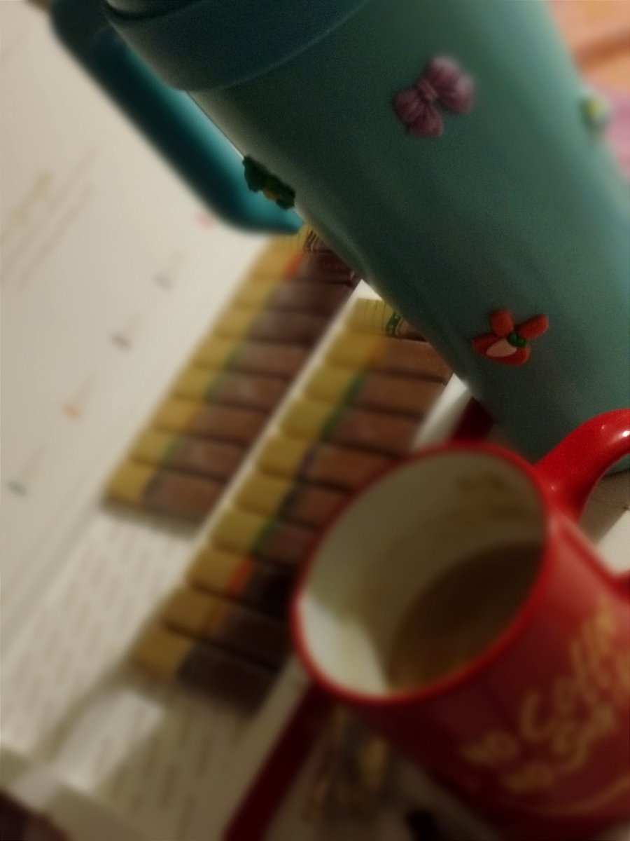 ضحكة مكبوتة tweet media