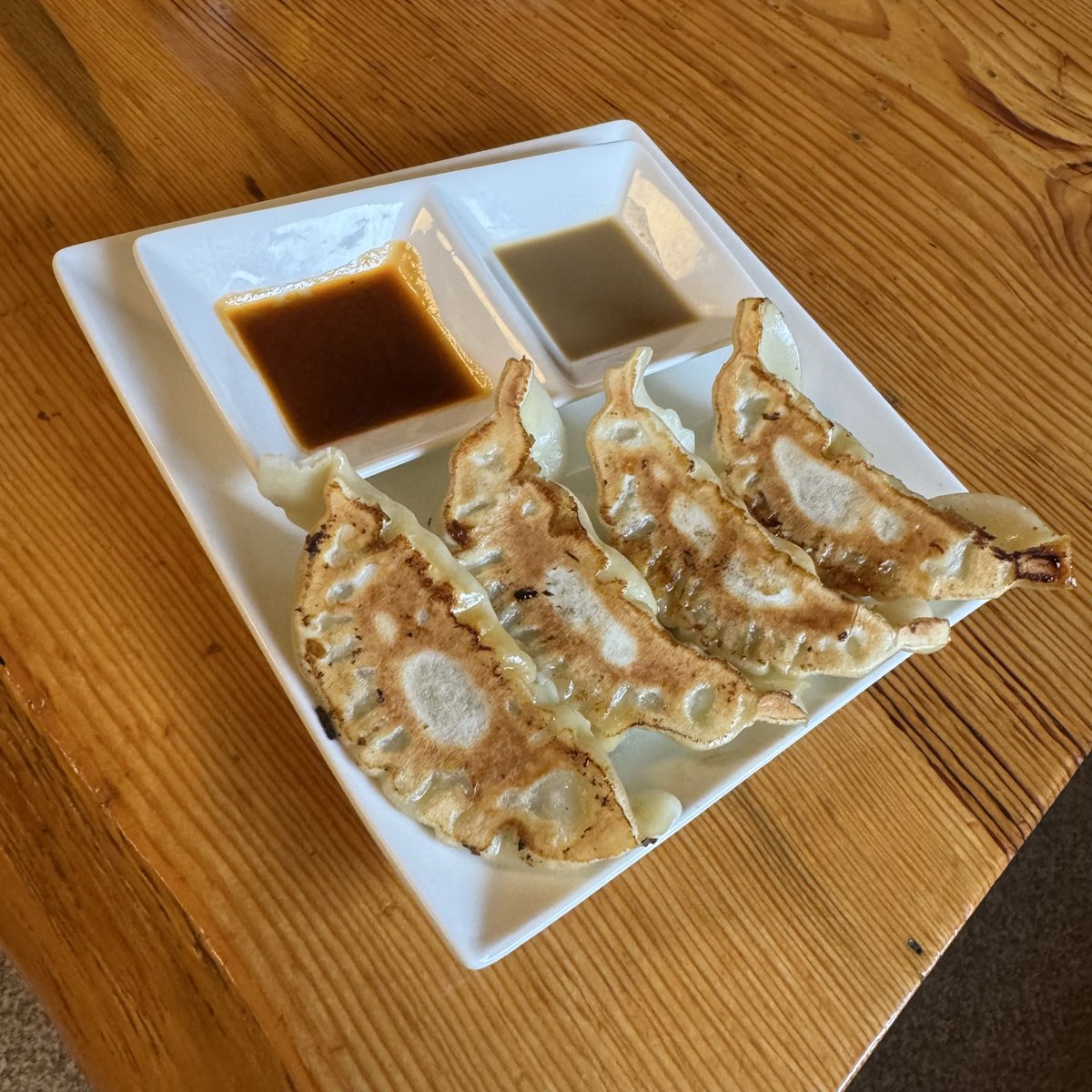 souzou_sousou's tweet photo. 🥟【 お得なお知らせ🉐 】

大人気のビッグ餃子が
ごはんとセットで楽しめるようになりました 🍚🥟

さらに、6個入りは
650円 → 600円に値下げして、
4個入り( 1皿 )も新登場！
よりお求めやすくなっています！

お腹しっかり満たしたい方におすすめです 🌿 https://t.co/z8eEqoh77z