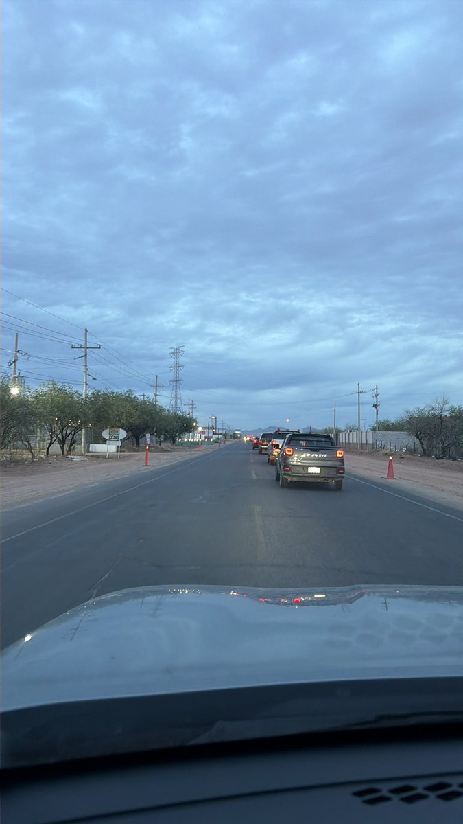AcostaIsaak's tweet photo. Una mentada de madre que ocasiona de fila el retén vehicular de la entrada a Hermosillo - Bahía de Kino, más de 40 minutos, se pasan de largos @NARANJERO75 https://t.co/9lR22GGoPW