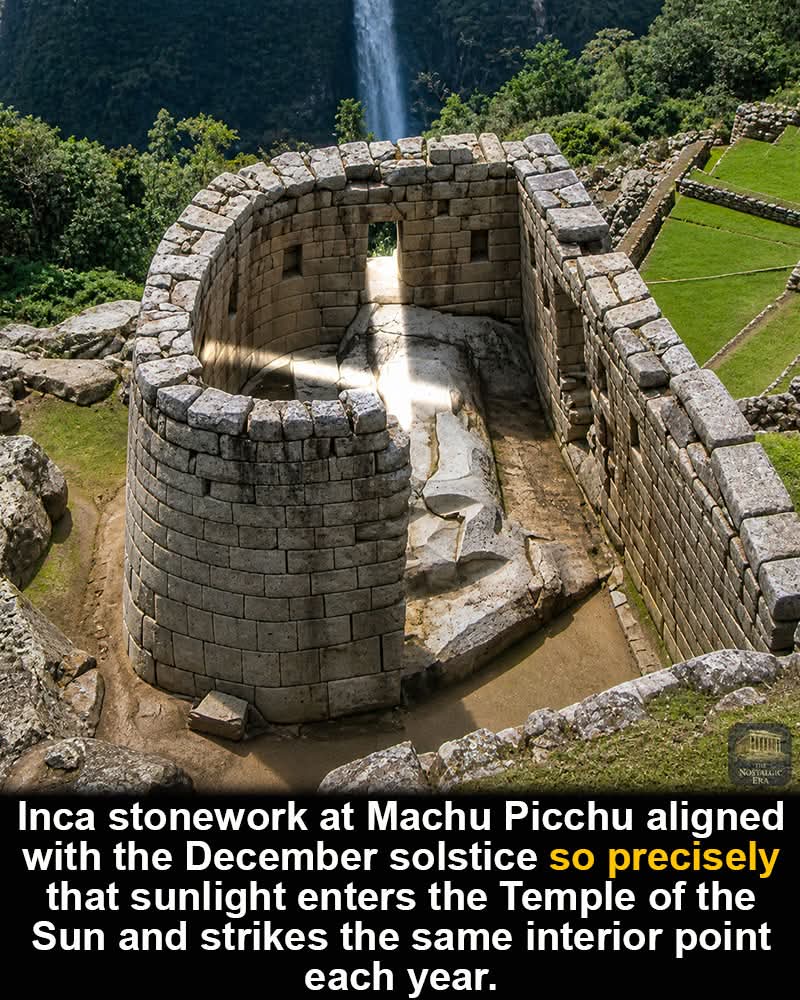 Los incas no colocaban ventanas al azar en los edificios sagrados.

En Machu Picchu, una abertura estratégicamente ubicada transforma la luz del sol en parte de la ceremonia cada diciembre.

 El Templo del Sol, construido durante el siglo XV en lo alto de los Andes peruanos, fue