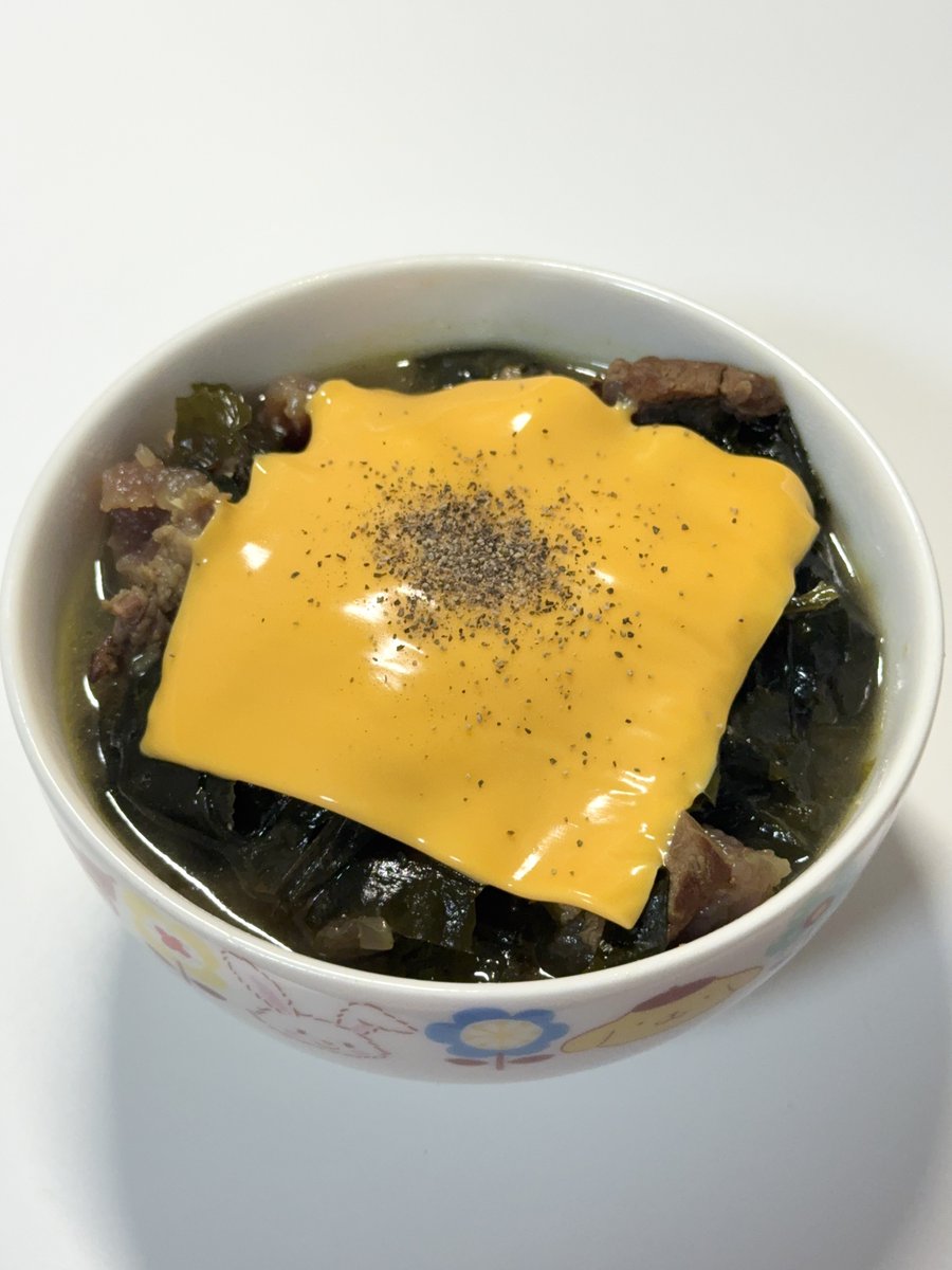 요즘 일본 트위터에 미역국 유행이라는데
미역국 끓인 김에 치즈미역국도 드시면 좋겠다...
만드는 방법: 미역국에 슬라이스 체다치즈+후추
괴식같아보이겠지만 생각보다 잘 어울리는 멋진 조합