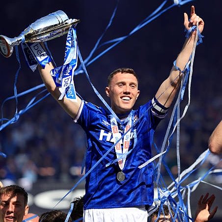 Mercado_Ingles's tweet photo. El capitán del Ipswich Town esta temporada ha sido Dara O’Shea, lo curioso de este jugador es que jugó TODOS los 46 partidos de la temporada y no recibió NI UNA sola tarjeta amarilla en la Championship. Merece ser un jugador de la Premier League. https://t.co/CvSe5qFbZm