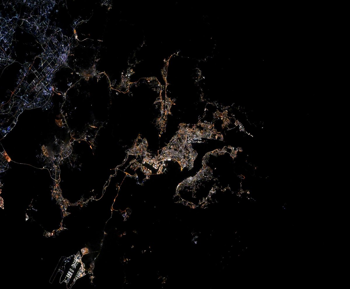 livearthjp's tweet image. #ISS からの #中国 の特別行政区（一国二制度）、 #香港 です。150年以上のイギリス植民地の歴史で世界に知られます。広大なスカイライン及び深い天然の港湾を抱える自由貿易地域で、1,104km2の面積に700万人を超す人口を有し、世界で4番目に人口密度が高い地域です。ます。