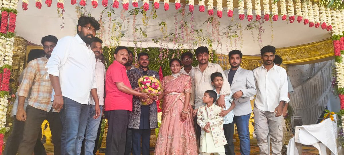 గూడూరు పట్టణంలోని కాస్మోపాలిటన్ క్లబ్‌లో నిర్వహించిన శ్రీ చెమిర్తి శ్రీనివాసులు రాజు గారు – శ్రీమతి పార్వతి గారి తమ్ముని కుమార్తె వివాహ కార్యక్రమంలో పాల్గొని, నవదంపతులను ఆశీర్వదించి హృదయపూర్వక శుభాకాంక్షలు తెలియజేయడం జరిగింది. #pasimsunilkumar #pasimsuneelkumar