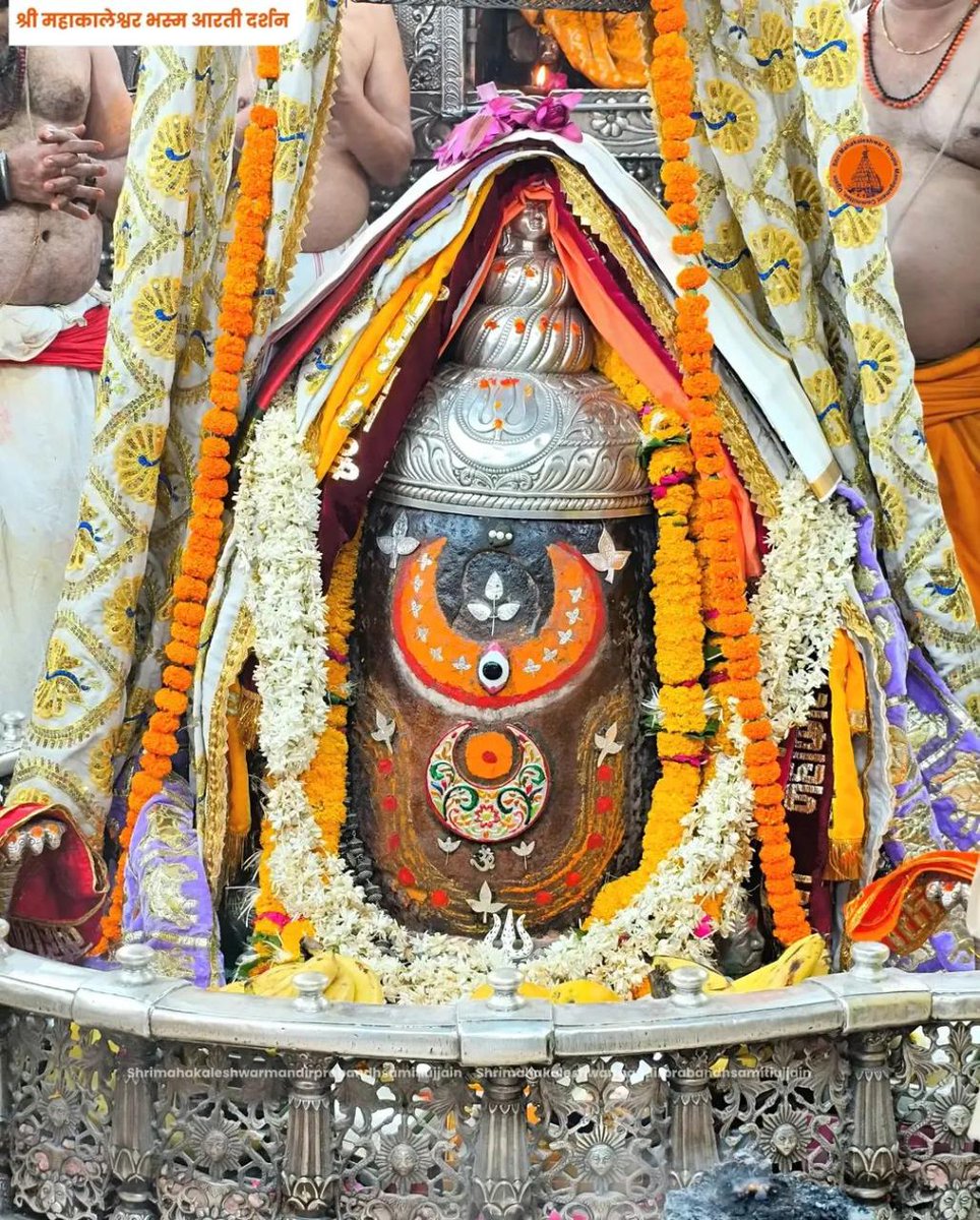 🌹 जय श्री महाकाल 🌹🙏
श्री महाकालेश्वर ज्योतिर्लिंग का आज का भस्म आरती श्रृंगार दर्शन !!
🔱 04 मई 2026 ( सोमवार ) 🔱