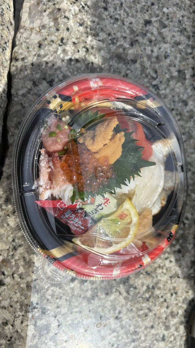 しものせき 人がいっぱいなのでお寿司は買わずにとりあえず丼もの買っ
