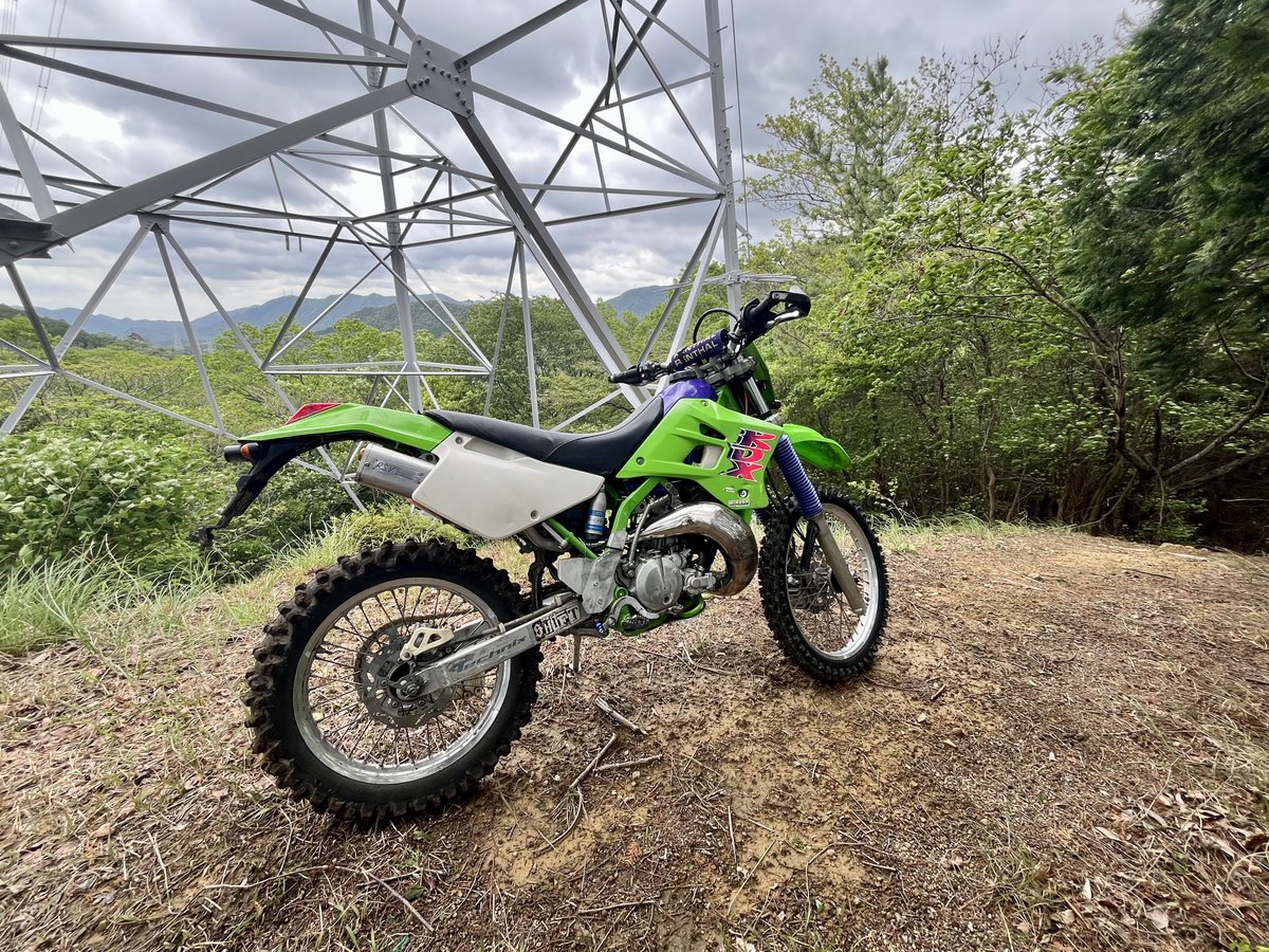 rabbit_George53's tweet photo. KDX220のタイヤ交換していつもの山で試走

フロント：VX40新品
リア：09ゲコタ中古

フロントのVX40はいい感じでグリップする

強風で倒木が多いのであまり奥までは行きません https://t.co/bIrrrUHDg0