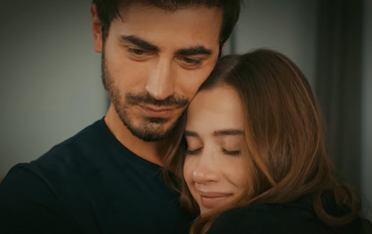 RoyalMikaelson's tweet photo. Mercan safely tucked in the embrace of Her Hayatım💗...
#Arafta #MerTeş https://t.co/Ar6VbOxACr
