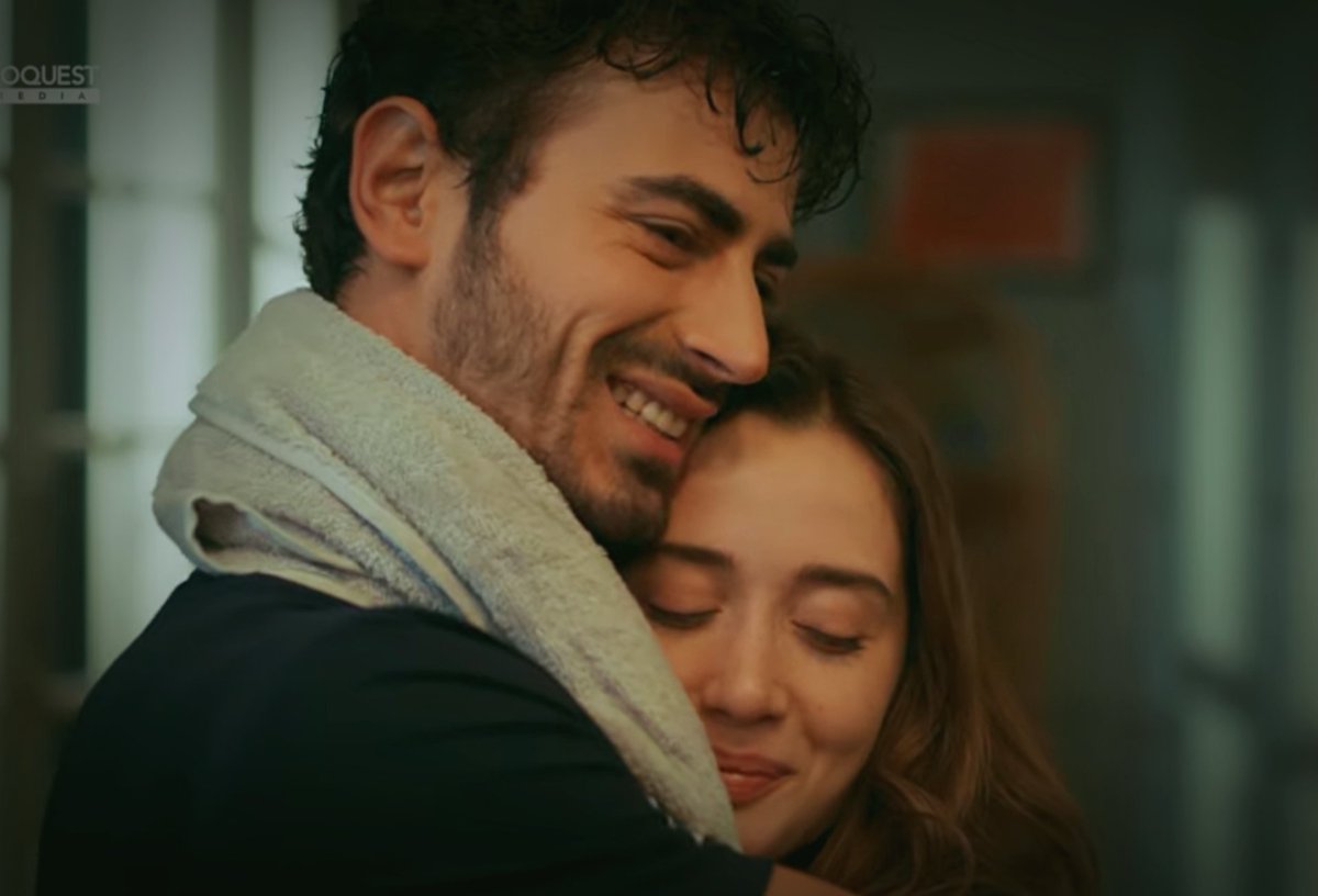 RoyalMikaelson's tweet photo. Mercan safely tucked in the embrace of Her Hayatım💗...
#Arafta #MerTeş https://t.co/Ar6VbOxACr