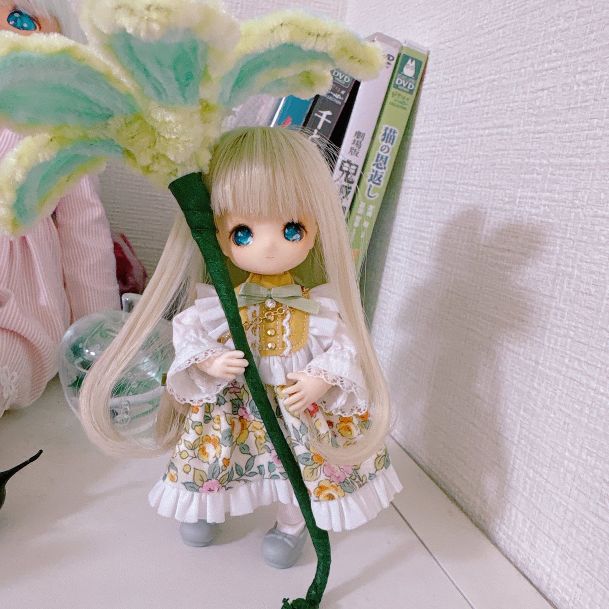 この位のサイズのお花だとやっぱ重たくてもちあげられないな〜〜〜いっそ地面に着くようにするか