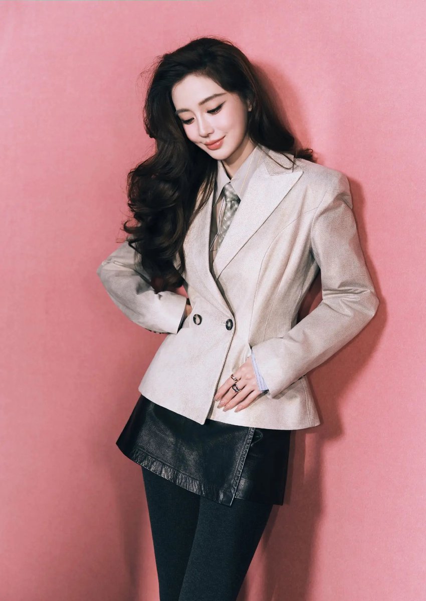 杨颖 Angelababy 皮裙加厚黑丝 绳子是用来捆自己的吗🥰 https://t.co/whFCjWG99w