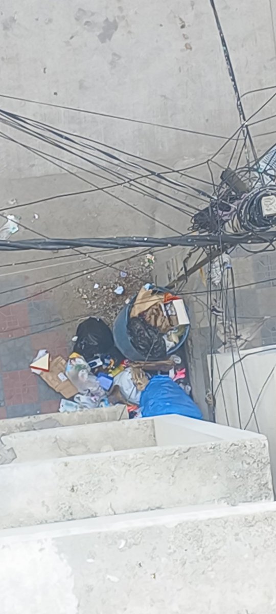 aftab2805's tweet photo. @GHMCOnline @CommissionrGHMC 

Sir/Madam,

The team still has not collected the waste from our area, the trash keeps on increasing and hundreds of families live here, the infection that could possibly spread would be dangerous for the children.

Please help! https://t.co/BIdoZYCF4R