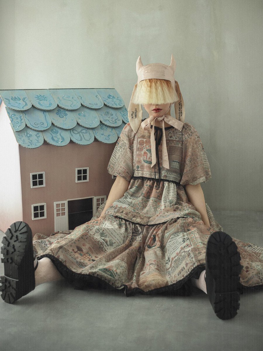 ATELIERPIERROT2's tweet photo. 🕊️新作入荷情報🕊️

【Microcosm】
HOUSEロングドレス
¥29,700(税込)

18世紀の終わりに作られた刺繍サンプラーから《家》のモチーフをコラージュしたオリジナルのテキスタイルを使用した新作ドレスが入荷致しました✨

真夏でも涼しく、楽ちんにお召しいただけます！

ぜひ店頭でご覧くださいませ💐

★ノベルティフェア開催中★
https://t.co/rdD7rXM3L1

#アトリエピエロラフォーレ原宿本店
☎︎03-3475-0463