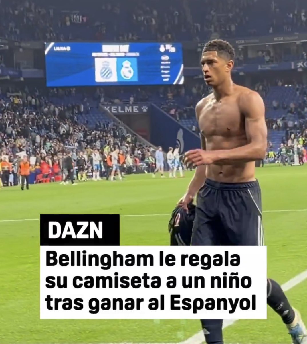 theMadridZone's tweet photo. 📸 Jude Bellingham gave his shirt to a young fan who had a sign asking for it. 🤍 @DAZN https://t.co/RI9qElX2oO