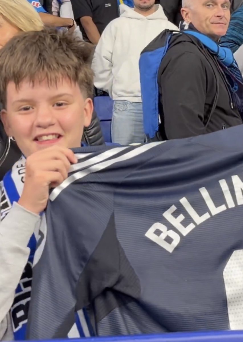 theMadridZone's tweet photo. 📸 Jude Bellingham gave his shirt to a young fan who had a sign asking for it. 🤍 @DAZN https://t.co/RI9qElX2oO