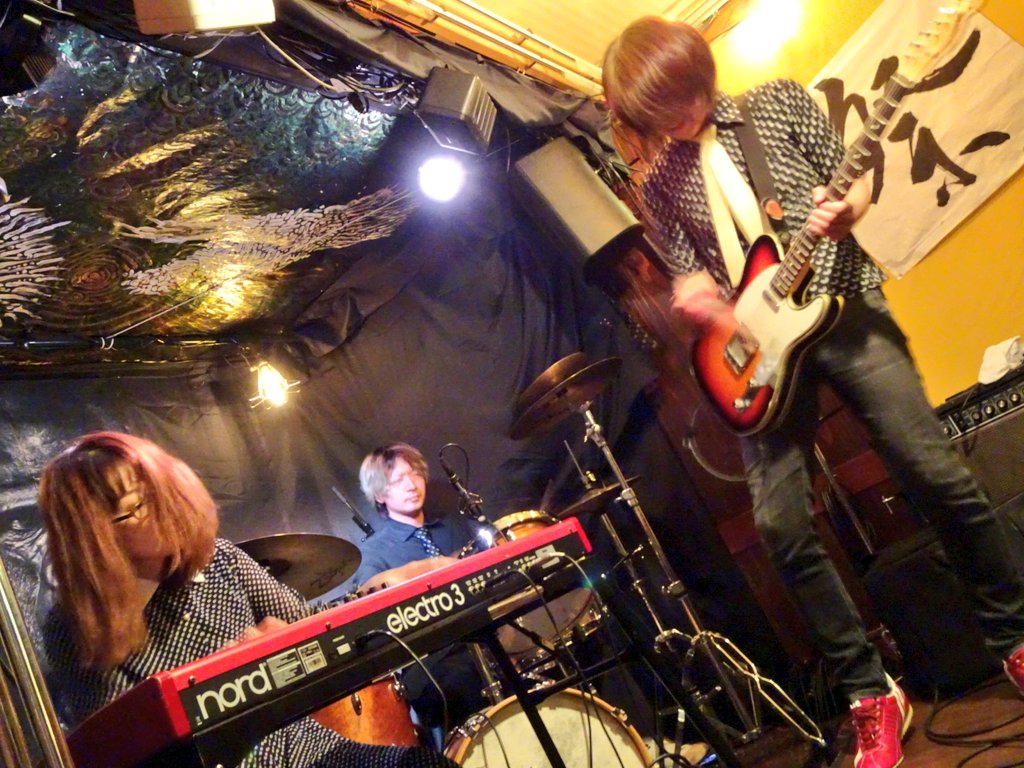 kimkim_4003's tweet photo. 2026-5-3 越ヶ谷 音楽茶屋ごりごりハウス
SoberBrown
だいぶご無沙汰になっちゃいましたね。
今回のDr.はイケソ！！
久しぶりに観たケドやっぱカッコイイな！！
初めて聴いた曲もメチャカッコ良かった！！
イケソのドラムソロ辺り貼っとくョ！！ https://t.co/q3tCOweyHr
