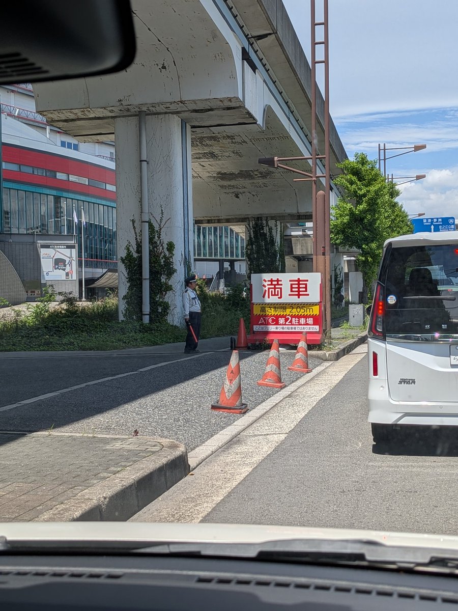 aroepoint's tweet photo. トミカ博なう。ATC前まで来たけど駐車場入るのに30分ぐらい並んでコレ。救いはあるんでしょうか。
#トミカ博
#ATC https://t.co/xA8ldDLxXi