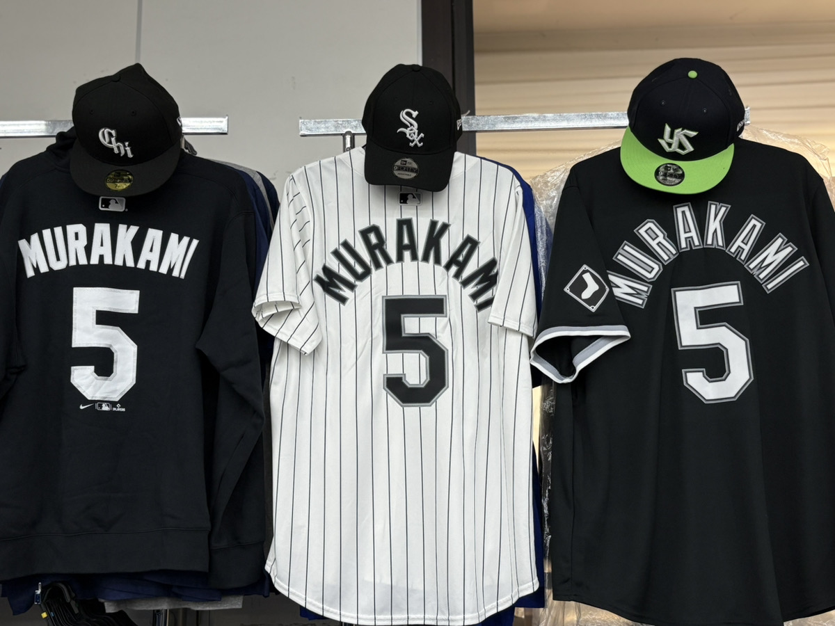 selection_mlb55's tweet photo. \JR水道橋駅西口店オープンしました🙌/
本日から巨人ヤクルト3連戦🔥

本日は試合前のみ！明日明後日デーゲーム時は試合終了後も営業します🚃

ホワイトソックス #村上宗隆 選手グッズ即売会実施中！第1弾入荷分売り切れ前にぜひお越しください⚾

#Whitesox #MunetakaMurakami #Swallows #スワローズ https://t.co/GdDQy5BgdP