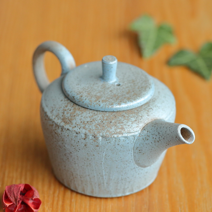 伊藤成二さんの台型空色蛎殻粉紋茶壷です
chaki-shop.com/product_detail…