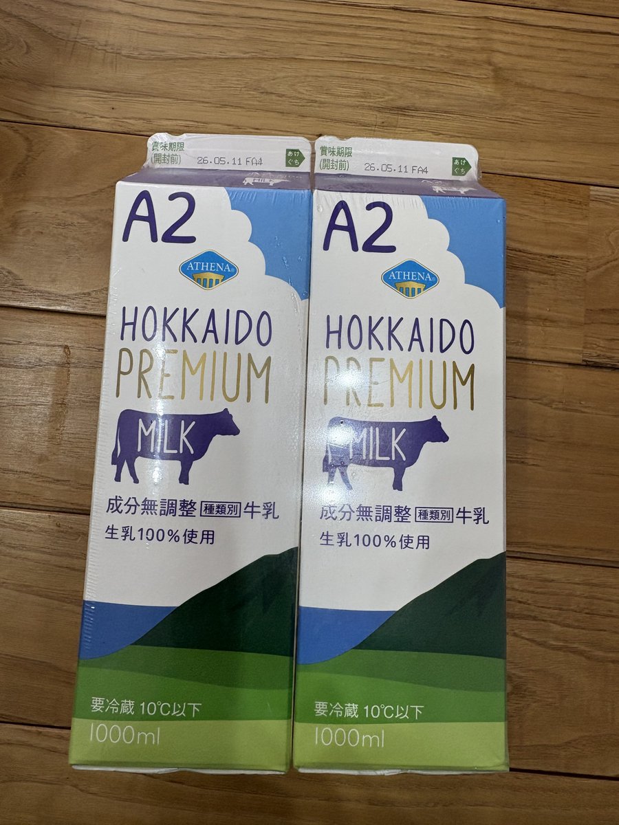 thv51's tweet photo. 5連休真ん中ですが、コストコへ。新商品のフランスあんぱんなど。いつもの牛乳のデザインが変わってました。
他は、3回連続でチーズキャラメルポップコーン買ってしまった。GW中の昼食用にプルコギビーフ。ニトリルグローブはSはジャストフィットだったので少し余裕のあるMを補充。
#コストコ購入品 https://t.co/AtEc7Db4OL