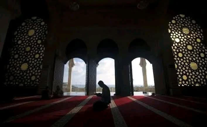 DAlwsaby19936's tweet photo. "يا من تُغير من حال إلى حالِ
أنجو بعفوك، لا أنجو بأعمالي

رأيتُ لطفك حتّى حال معصيتي
فأي حمدٍ يجاري فضلكَ العالي".♡⁩ https://t.co/2hH7nDLT7p