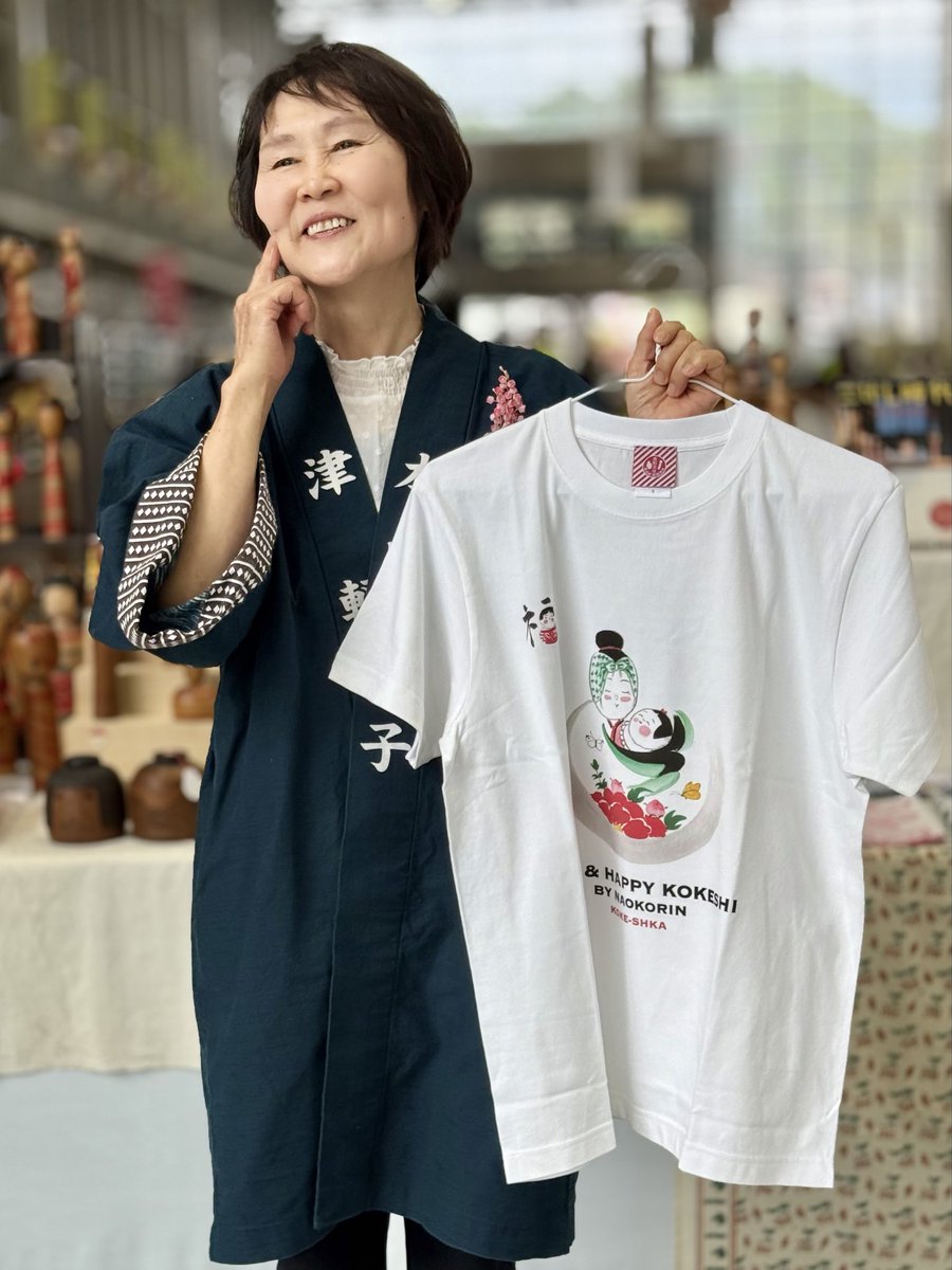 5月4日（月）オープンしています。
鎌倉の店舗は18時まで、白石の全日本こけしコンクールは15時までです。
本間直子工人のこけし絵Tシャツ販売中です。
kokeshka.theshop.jp/items/89699224