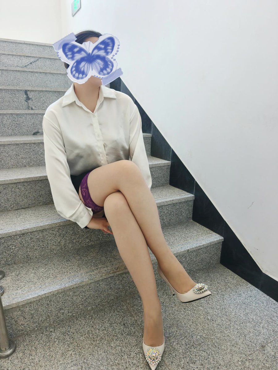 ht043019's tweet photo. 老婆上楼晒被子，结果卡在楼梯不动了…
这角度，她在晒被子，我在晒老婆
你们说我过分吗？😂 https://t.co/tja4egY5Dt