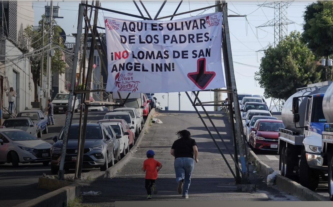 🏘️| "Somos Olivar de Los Padres, no  Lomas de San Ángel Inn". 

Sin consulta ni aviso previo, las autoridades cambiaron el nombre de la colonia. 

Desde entonces, el precio de la luz, el agua y el predial se han disparado. 

Eso también es gentrificación 
#DeLaSemana