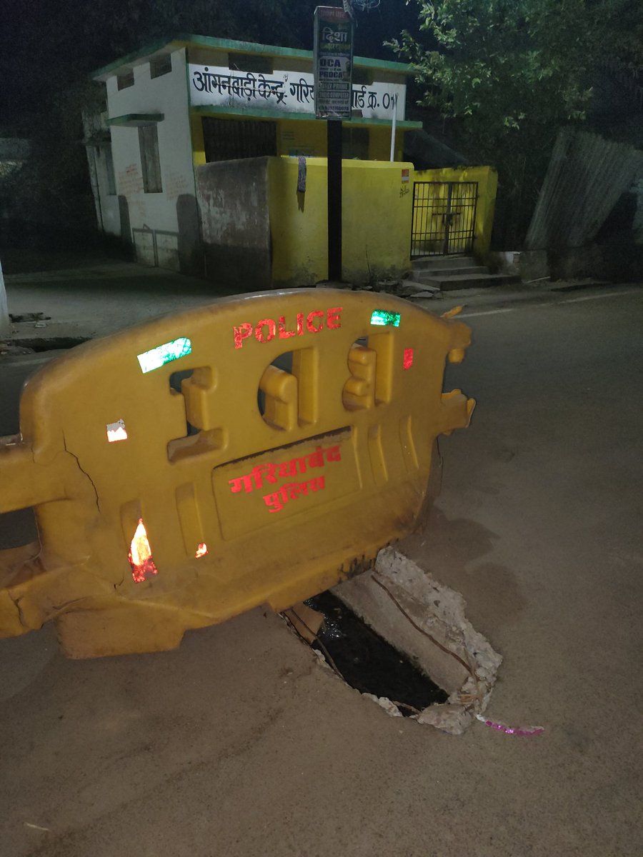 ds_22131's tweet photo. @ChhattisgarhCMO 
@HMOIndia @PMOIndia @GariyabandPolic @npgariyaband 
@ZeeNews 
गरियाबंद जिले का वार्ड न.1 के आंगनबाड़ी केंद्र के सामने एक बड़ा सा गड्ढा बनाकर छोड़ दिया गया है ऐसा ही कन्या उच्चतर माध्यमिक शाला के सामने गड्ढा हैं नगर पालिका व पोलिस ने दुर्घटना से बचाव का उपाय किया https://t.co/5KgHYqeQNO
