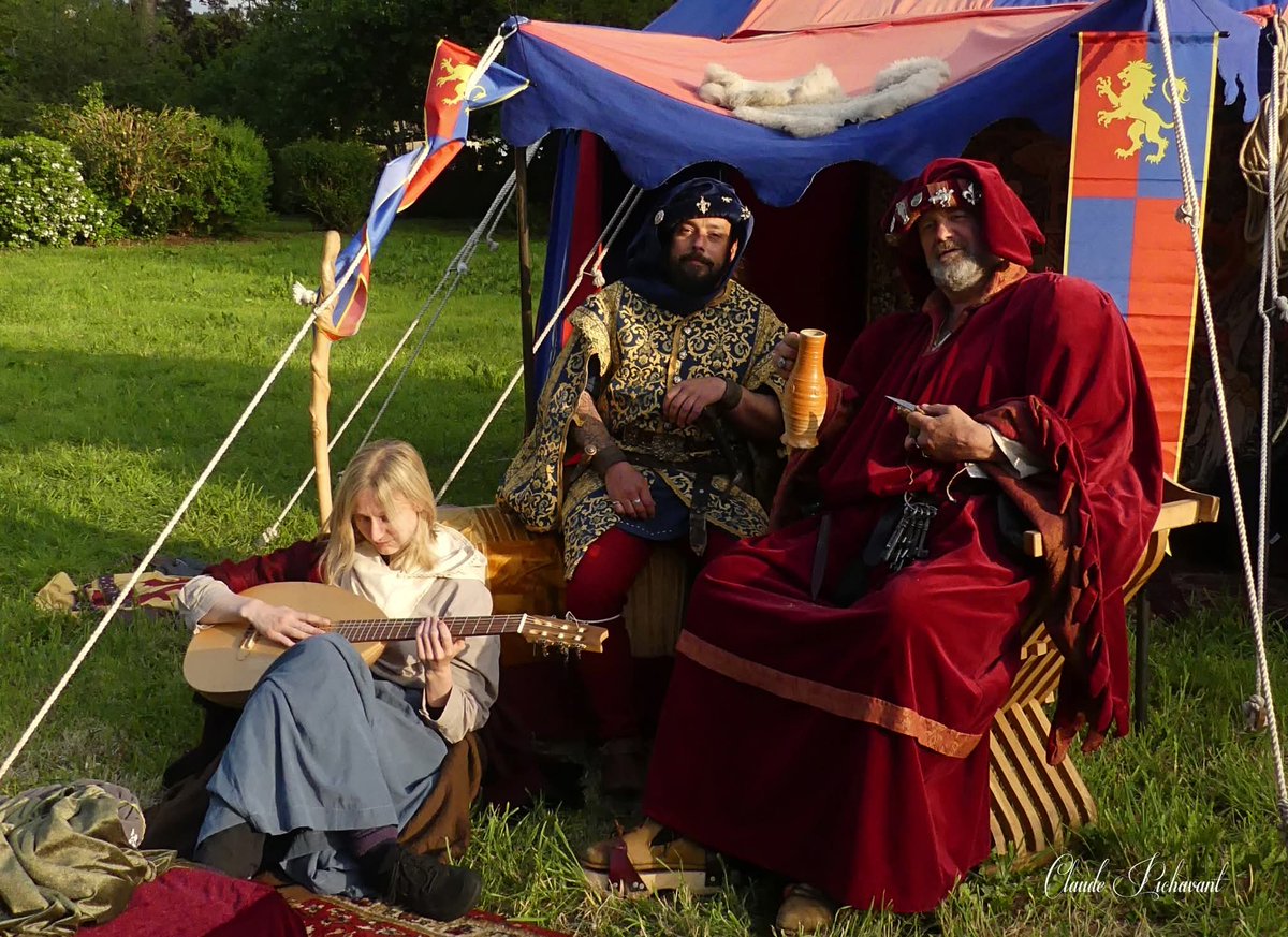 YannLawick's tweet photo. Les nobles voyait que c'était bon au Fête Médiévale à Locronan.
Mad an trao. Breizh Atao!
Avec Moment Suprême; le lutier et violoniste Roza Louise Ambrosius et le troubadour Yann Lawick.
Photo: Claude Pichavant  

#fêtemédiévalelocronan #locronan #troubadour #trouvère #joglar https://t.co/XDoO2UQx0W