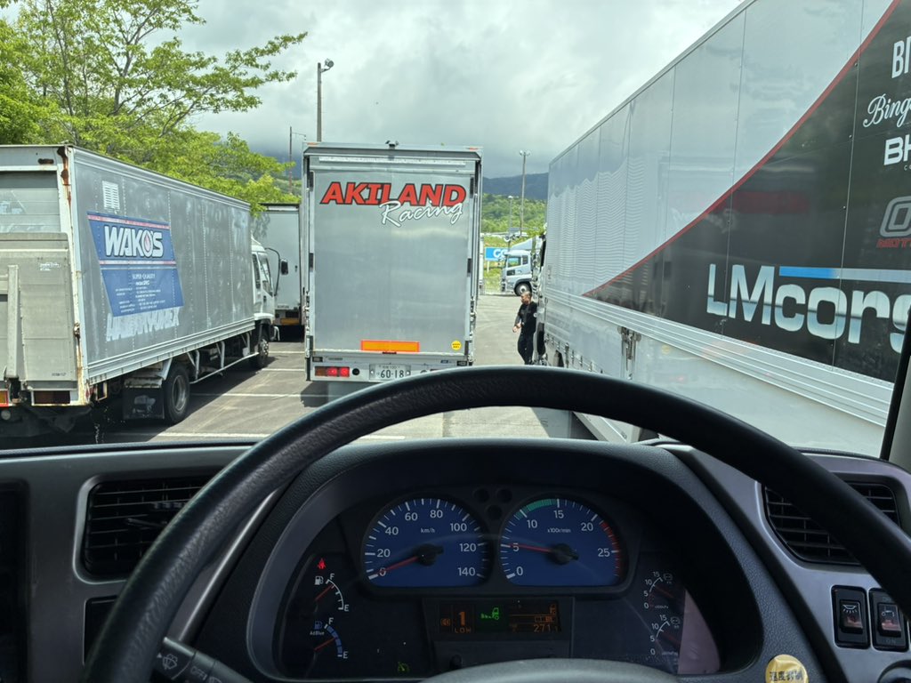 mahi34gtr's tweet photo. 無事レースも終わり搬出待機 https://t.co/M1c4WbmiQR