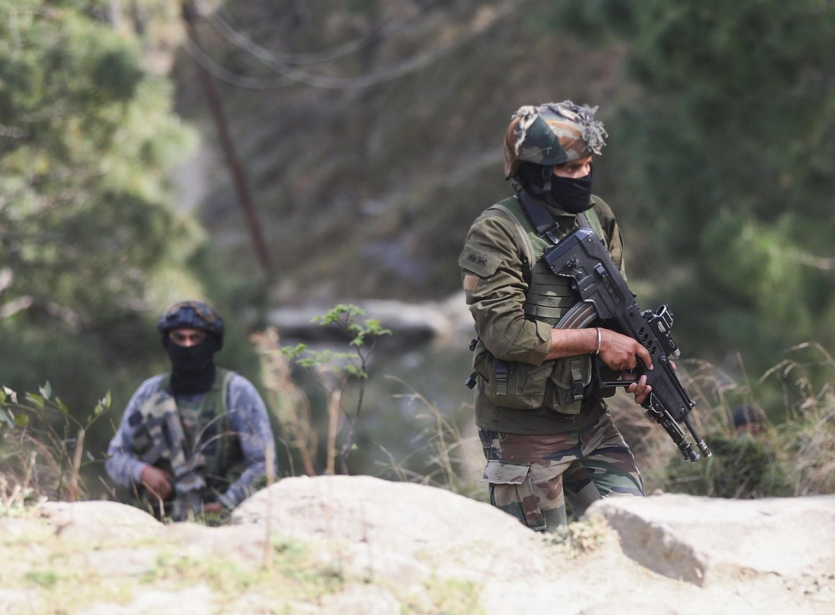 Jokerplay567's tweet image. हर मोर्चे पर डटे, हर चुनौती से लड़ते — CRPF keeps Jammu &amp;amp; Kashmir strong. 💪 #NationFirst #CRPF #JammuKashmir #Bravery