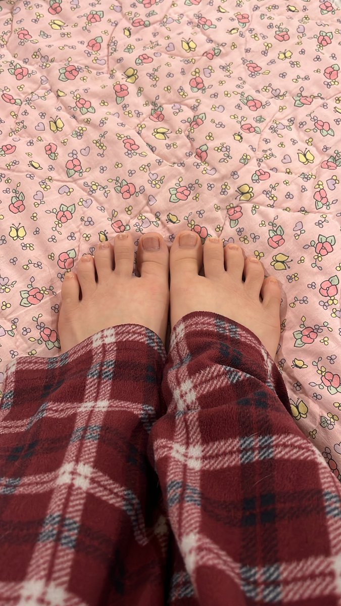 FoxyFeeets18's tweet image. fresh out the shower  🛁🤗 who wants the shower pics ??🫦👣 #toefreak #pigs #spoilme #customcontent