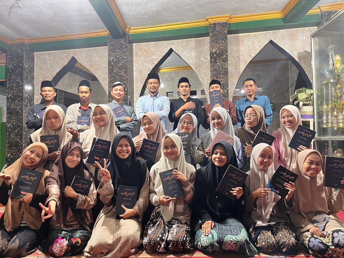 maahfsh's tweet photo. “Ndukk.. Ruh e santri iku ngaji lan jamaah, soal pinter iku kersane Pengeran.
Syukur gelem khidmah mareng guru, insyaallah tambah berkah sekabehane, atine ora gampang sumpek, sebab ridhone guru tetep muttashil maring santri.” https://t.co/Kejnwi7XjN