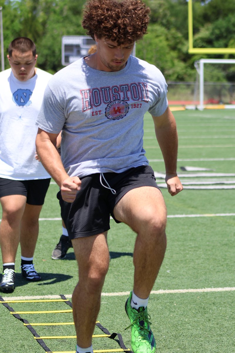 MasonFiler_2029's tweet photo. Sunday D-line work.
#Class2029
#D_end
@CoachThibodeaux 
@CLHSFBRecruits
@jward17 
@PlayBookAthlete https://t.co/NCKgGqqrhI