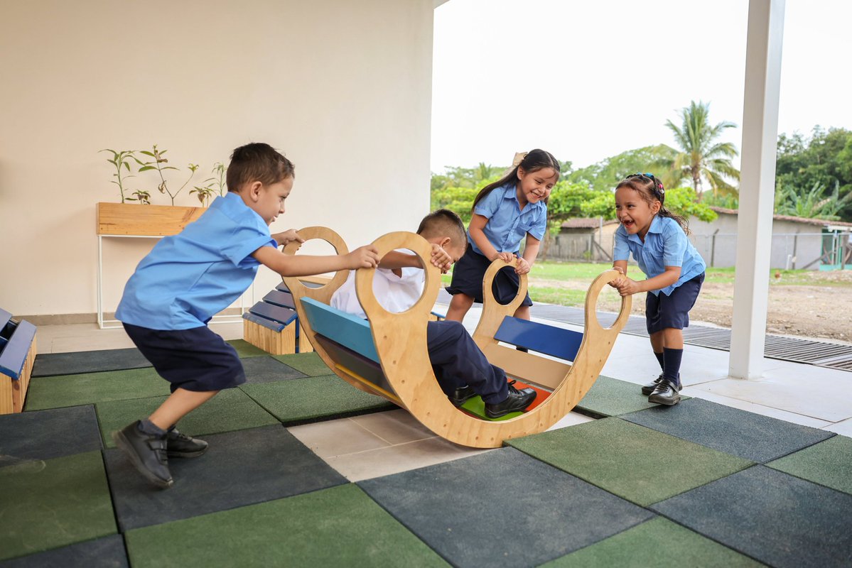 porttada's tweet image. #Nacionales | 🇸🇻📢🏫 "Probablemente la educación en El Salvador, la que nos heredaron y estamos mejorando, sea de las peores de Latinoamérica. Pero queremos llegar a ser un ejemplo mundial en educación también. 

Parece imposible, algunos se reirán, pero así dijeron de la