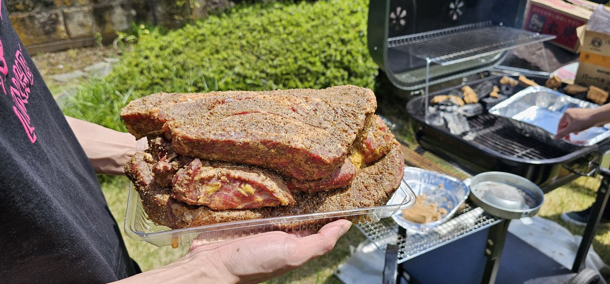 gensya110's tweet photo. クソデカ肉を焼きます https://t.co/nDmzpK73kB
