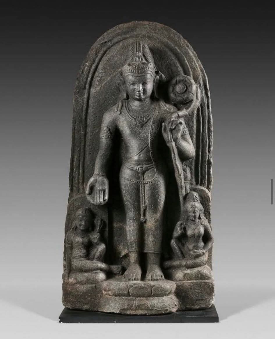BhawnaMaur69775's tweet photo. सैकड़ों साल पुरानी चोरी हुई "बुद्ध प्रतिमा" इटली से बरामद कर भारत वापस लाई गई!
आठवीं-नौवीं शताब्दी की यह बोधिसत्व प्रतिमा बिहार के कुरकहार स्थित देवस्थान कुंडलपुर मंदिर से वर्ष 2000 में चोरी हो गई थी!
#gayaji https://t.co/CPAbMAHeSi