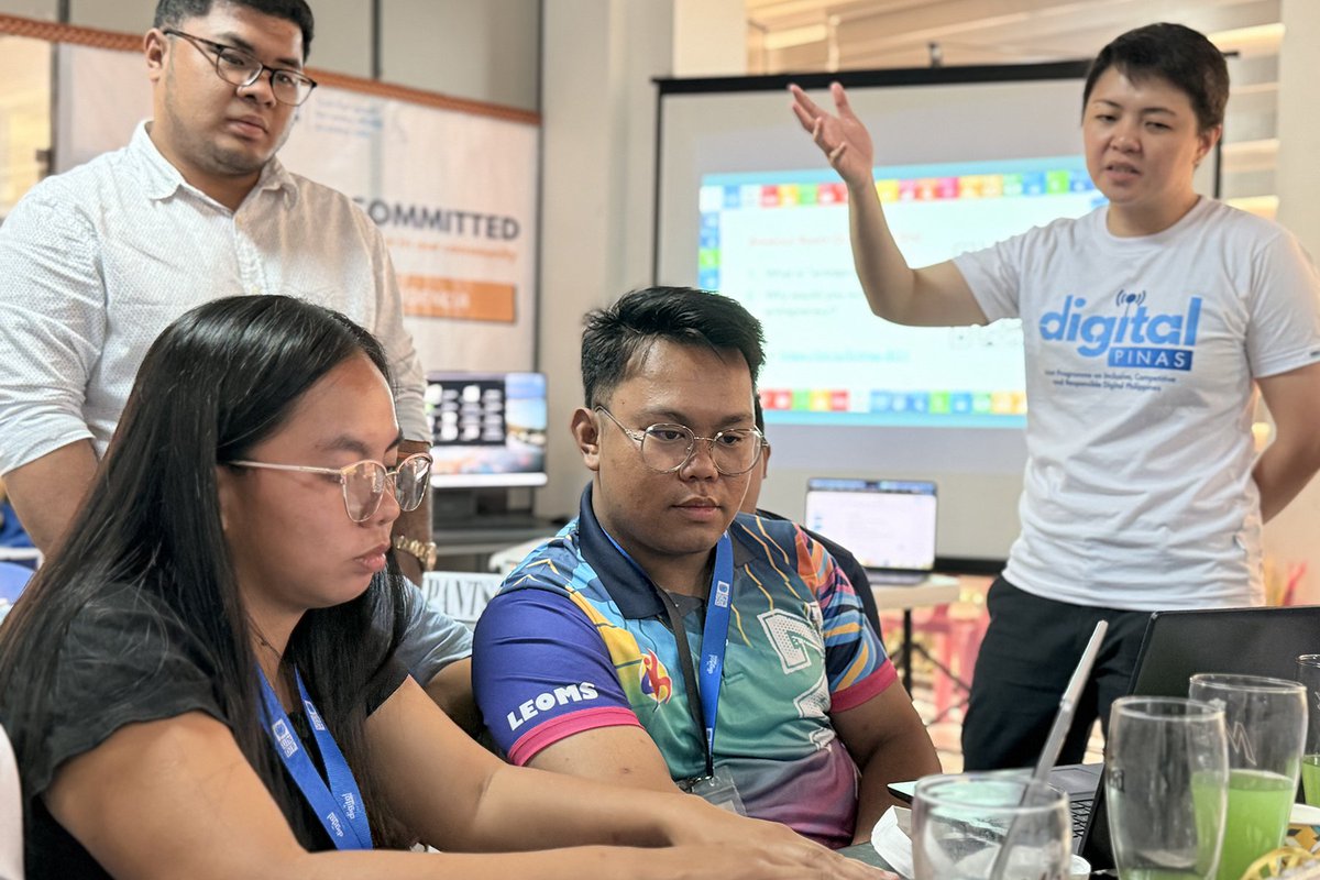 UNDPPH's tweet photo. [𝐋𝐎𝐎𝐊] 𝐘𝐨𝐮𝐭𝐡 𝐋𝐞𝐚𝐝𝐢𝐧𝐠 𝐭𝐡𝐞 𝐃𝐢𝐠𝐢𝐭𝐚𝐥 𝐄𝐜𝐨𝐧𝐨𝐦𝐲🌱💻

Young entrepreneurs in CAR are building digital and AI skills to grow their businesses and expand opportunities for MSMEs.
#DigitalPINAS #TechForGood https://t.co/H4s0lPh1hf