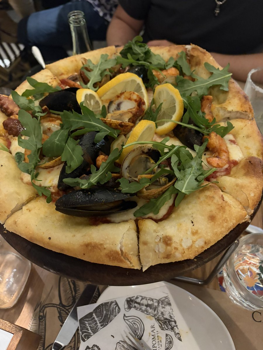 Me llevaron a provocar la pizza de mariscos