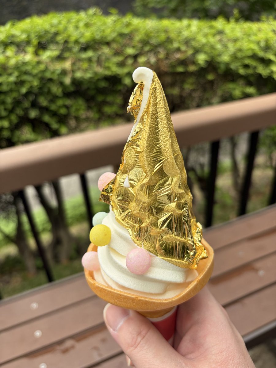 some0326's tweet photo. 今日は名古屋に来た。

金鯱横丁で金箔ソフトクリーム🍦 https://t.co/tUmwITypnO