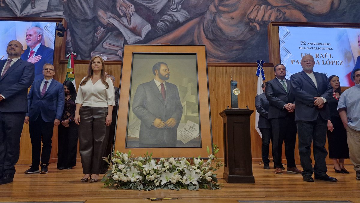Trino_Padilla's tweet photo. Hoy, en el corazón de nuestra Casa de Estudios, el Paraninfo de la Universidad de Guadalajara fue escenario de una conmemoración profundamente emotiva para recordar el natalicio de mi hermano Raúl.

Entre memoria, afecto y gratitud, evocamos su vida, su legado y la huella que permanece viva en la comunidad universitaria y en la cultura de Jalisco.

Honrar su memoria es también refrendar el compromiso con los valores y proyectos que ayudó a construir y que hoy siguen dando sentido a nuestra Universidad.