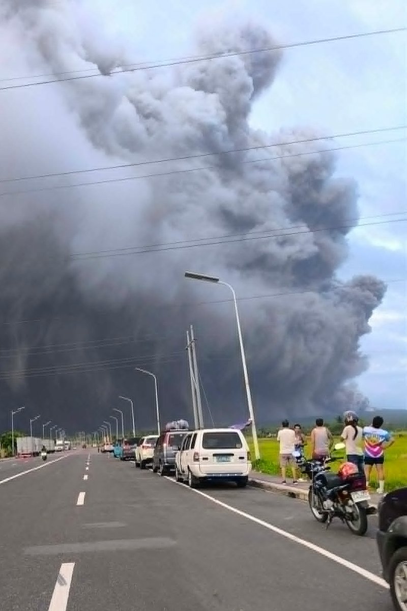 CCTVAsiaPacific's tweet image. 🌋 More than 10,000 individuals have been affected by the ongoing unrest of #MayonVolcano, and more than 5,000 persons are currently staying in evacuation centers, the National Disaster Risk Reduction and Management Council of the #Philippines said in its latest report on Monday.