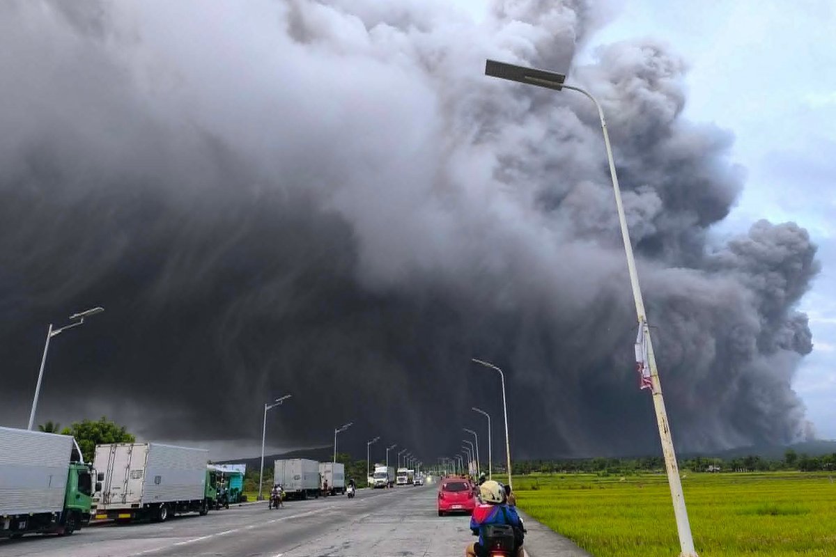 CCTVAsiaPacific's tweet image. 🌋 More than 10,000 individuals have been affected by the ongoing unrest of #MayonVolcano, and more than 5,000 persons are currently staying in evacuation centers, the National Disaster Risk Reduction and Management Council of the #Philippines said in its latest report on Monday.