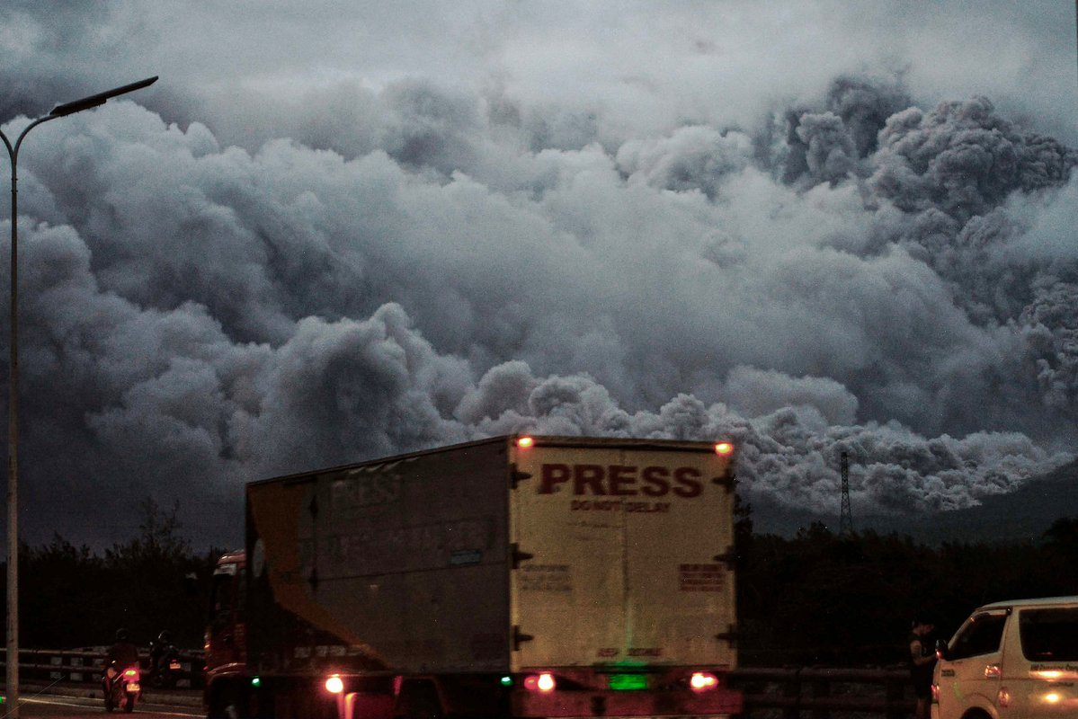 CCTVAsiaPacific's tweet image. 🌋 More than 10,000 individuals have been affected by the ongoing unrest of #MayonVolcano, and more than 5,000 persons are currently staying in evacuation centers, the National Disaster Risk Reduction and Management Council of the #Philippines said in its latest report on Monday.