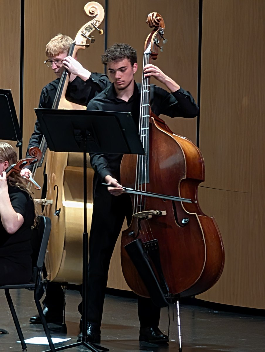 evansmith0810's tweet photo. Busy weekend. Upright bass concert to crab rangoon pizza… next day at @DrakeBulldogsFB facilities and competing at @midamerica7v7 with @MidwestBucks. Second place finish. 

Same focus the whole way. https://t.co/LgYKbtGBD6