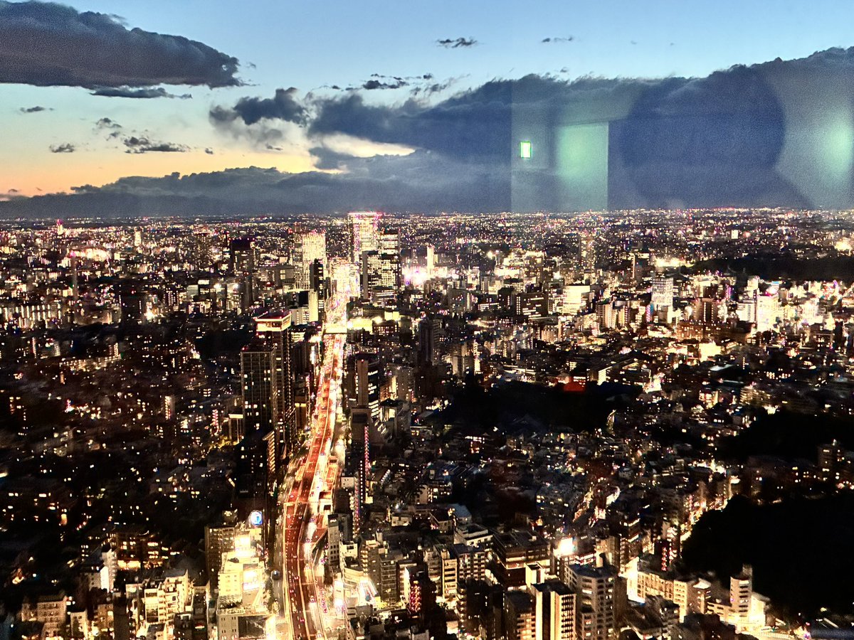 def866's tweet photo. 最近読み始めた『チ。-地球の運動について-』×東京シティビューに行ってきた。
個人的に、東京シティビューと『チ。』という作品は”完璧”と言っていい程相性が良いと思う。夜に訪れる事が出来れば、都会の美しい夜景と共に、当展の展示をより一層深く楽しむ事ができるので強くオススメする。
#チ球の運動について #東京シティビュー