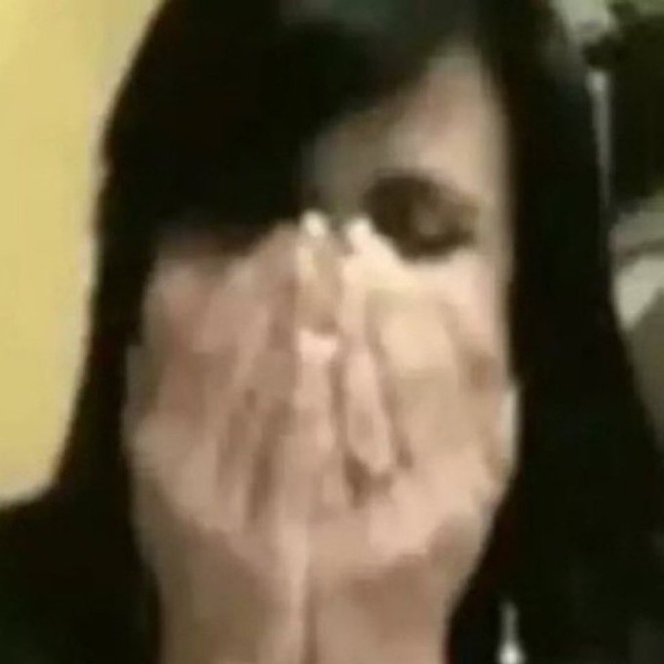 sempre que vejo essas duas lembro do meu avô falando que mulher tem que namorar outra mulher msm pq hj em dia os homens so querem saber de bater e logo em seguida completar com so podia ter escolhido uma mais bonita