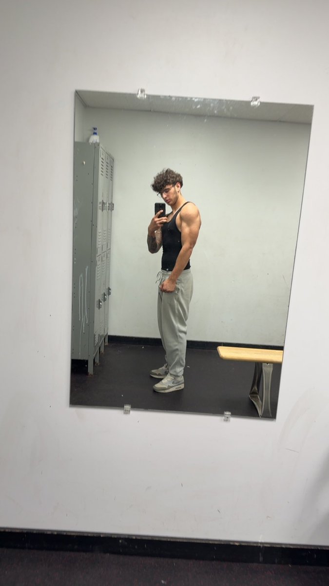 Masterliam2341's tweet image. Get in the DMs and praise master Liam while he lays down in bed and relaxes all night so drain your damn wallets and serve your master #findom @topalphamales @findomfan420 @MASTER_UPDATES